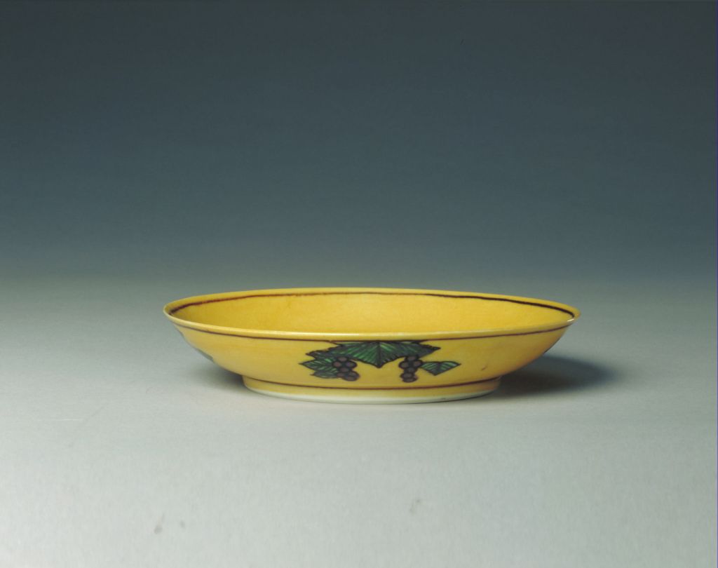 图片[1]-Huangdi Purple Green Dragon Grape Pattern Dish-China Archive